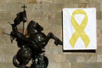 Vista del lazo amarillo colocado en el Pati dels Tarongers del Palau de la Generalitat, el 19 de marzo de 2019.