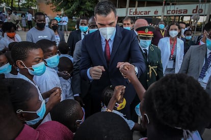 El presidente del Gobierno, Pedro Sánchez, saluda a unos niños durante su visita al Colegio Salesiano Don Bosco, en Luanda (Angola), este jueves.