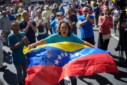 Una mujer sostiene una bandera de Venezuela durante las protestas.