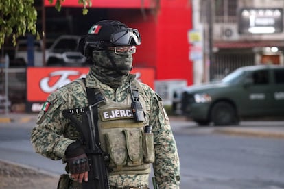 A member of the Mexican Army stands guard in the area where two members of a faction of the Sinaloa Cartel were detained during an operation by Mexican federal authorities, in Culiacan, Mexico, February 19, 2025