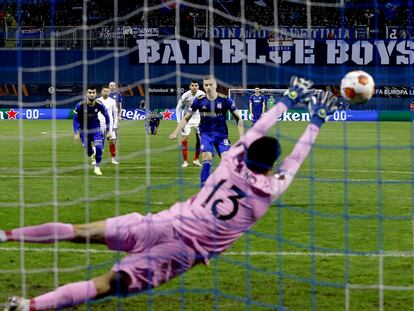 Orsic marca de penalti el gol del Dinamo de Zagreb al batir a Bono.