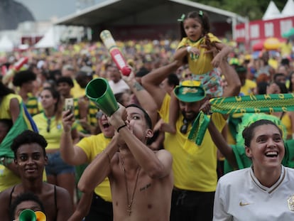 Aficionados brasileños animaban el lunes a su selección en Río de Janeiro durante el partido contra Corea del Sur.