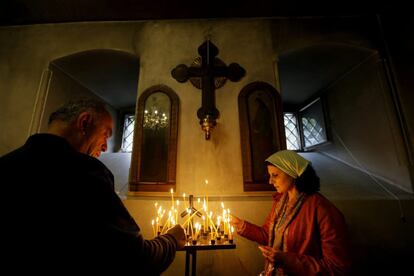 Varios fieles encienden velas durante un servicio religioso por el día de San Jorge en la catedral ortodoxa de Kashveti, en Tiblisi, capital de Georgia.