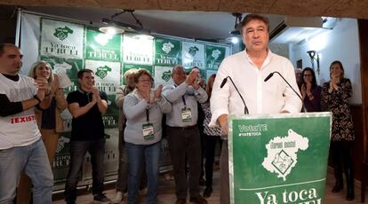 El candidato de Teruel Existe, Tomás Guitarte (en el centro), junto a su equipo este domingo.