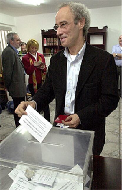 Cipriá Ciscar deposita su voto durante las elecciones que se realizan hoy.