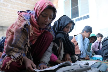 Niños afganos toman sus últimas clases en una instalación financiada por Naciones Unidas y agencias asociadas, antes de su cierre debido a una prohibición talibán que impide a las mujeres afganas trabajar para ONG, en el distrito de Dand de Kandahar, Afganistán, el 1 de enero de 2023.