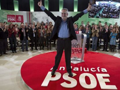 Jose Antonio Griñan saluda tras ser designado por aclamación candidato a la Presidencia de la Junta.