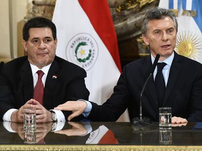 Los expresidentes de Paraguay y de Argentina, Horacio Cartes y Mauricio Macri, en Buenos Aires, en 2017.