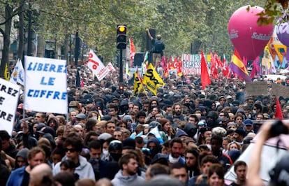 Manifestantes toman las calles de París para protestar contra la reforma laboral en Francia.