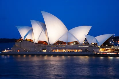 Vista de la Ópera de Sidney de noche en Australia.