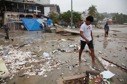 Pobladores en la playa después del paso del huracán Erick en Puerto Escondido, México, este jueves.