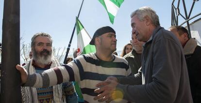 Diego Cañamero, a la derecha junto a Andrés Bódalo (centro), antes de entrar en prisión.