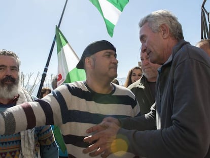 Diego Cañamero, a la derecha junto a Andrés Bódalo (centro), antes de entrar en prisión.