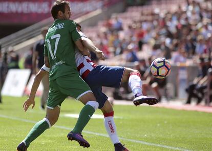 Víctor Díaz pelea con un jugador del Granada.