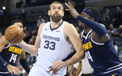 El pívot de Memphis Marc Gasol trata de anotar ante el jugador de los Nuggets Paul Millsap el pasado 28 de enero.