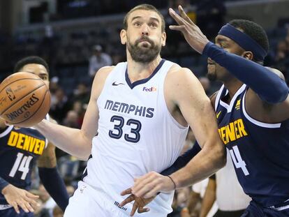 El pívot de Memphis Marc Gasol trata de anotar ante el jugador de los Nuggets Paul Millsap el pasado 28 de enero.