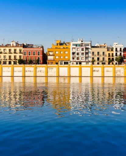 Vista de la calle de Betis, en el barrio de Triana, junto al Guadalquivir.