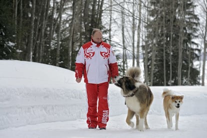 El presidente ruso, Vladímir Putin, se toma unos días de descanso junto a sus perros Buffi (c) y Yume, en su residencia de Novo-Ogariovo, a las afueras de Moscú (Rusia).