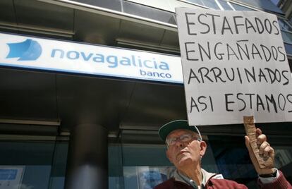 Un afectado por las preferentes ante una sede de Novagalicia