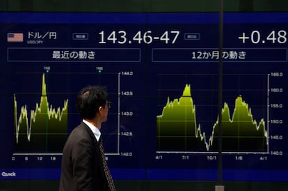 Un panel con la cotización del dólar frente al yen en Tokio, en una imagen de este mes.