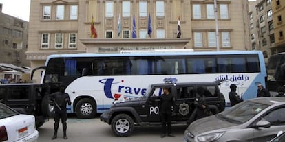 Varios polic&iacute;as vigilan junto a un autob&uacute;s con una ventanilla da&ntilde;ada tras el ataque a un hotel de varios hombres armados, cerca de las pir&aacute;mides de Giza, Egipto.