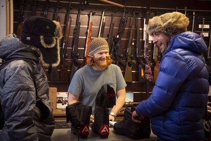 Una tienda de armas y ropa deportiva en Longyearbyen, la capital del archipiélago.