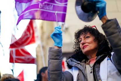 Una mujer sostiene una cacerola durante la manifestacin hoy  frente al Ayuntamiento de Madrid.