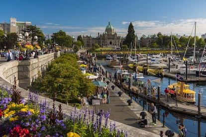 El puerto interior de la ciudad canadiense, con el Parlamento de la Columbia británica al fondo.