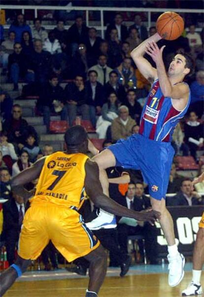 Juan Carlos Navarro entra a canasta ante la mirada de Savane.