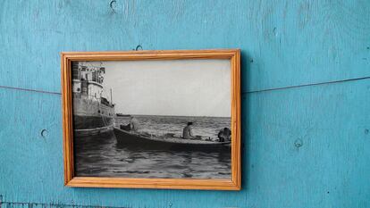 Una fotografía en blanco y negro colgada en una pared de un domicilio particular recuerda el pasado pesquero. En la década de los 60 la URSS desvió el caudal de los ríos que alimentaban este mar, el Amu Daria (frontera natural entre Afganistán, Takyikistán, Turkmenistán y Uzbekistán) y el Sir Daria para regar las inmensas plantaciones de algodón de Kazajistán y de Uzbekistán con las que la Unión Soviética obtendría la independencia algodonera de los países capitalistas.