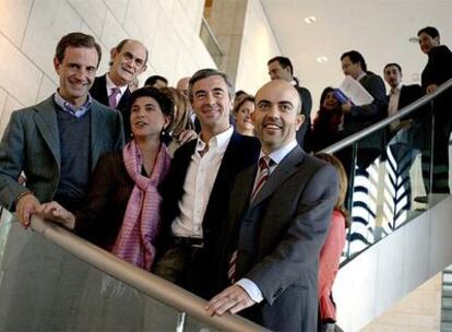 De izqda. a dcha., el director de campaña del PP, Juan Costa, la presidenta de los populares vasco, María San Gil, el secretario general del partido, Ángel Acebes, y el presidente del PPC, Daniel Sirera, posan antes de comenzar las jornadas que el principal partido de la oposición celebra hoy y mañana en Barcelona.