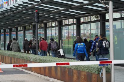 Personas sin hogar acceden al albergue de emergencia de Ifema