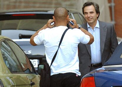 Roberto Carlos se tapa los oídos para no escuchar los insultos que le dedica un grupo de hinchas