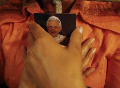 Una mujer exhibe una foto del Papa durante una misa en la catedral de La Habana.