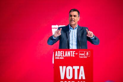 El presidente del Gobierno, Pedro Sánchez, interviene en la presentación del programa electoral del PSOE para las elecciones generales, en Madrid, este viernes.