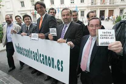 Representantes de la plataforma www.todoscontraelcanon.es, ayer a las puertas del Senado.