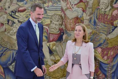 Felipe VI recibe a la presidenta del Congreso, Ana Pastor. 