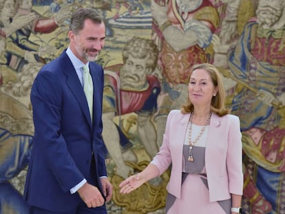 Felipe VI recibe a la presidenta del Congreso, Ana Pastor. 