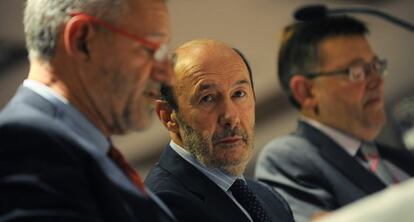 Alfredo Pérez Rubalcaba, con Ximo Puig, anoche en Valencia.