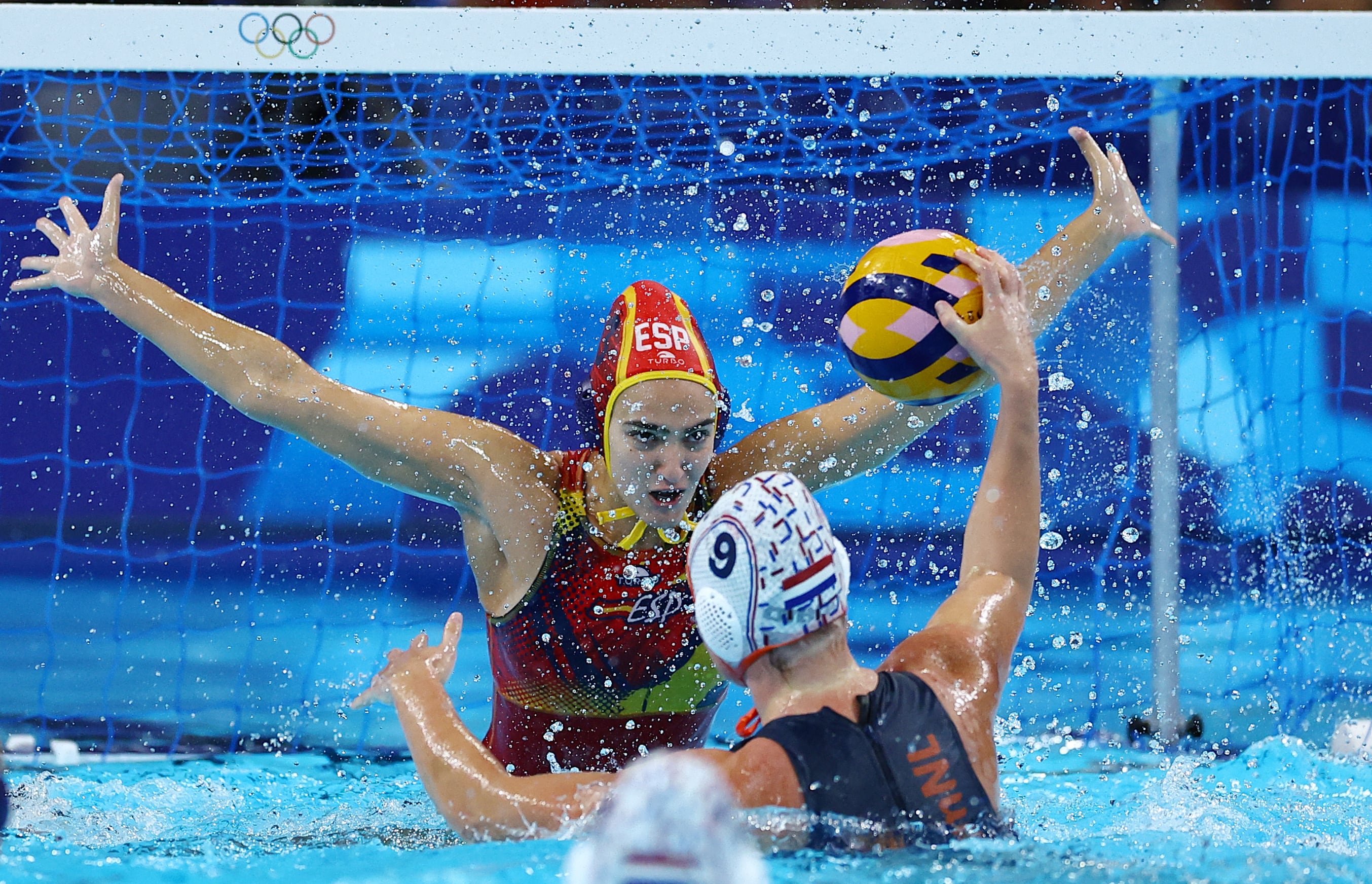 La selección femenina de waterpolo cabalga hacia la final olímpica tras ganar en los penaltis a Holanda 