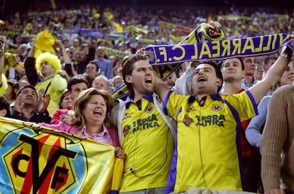 Aficionados del Villarreal CF en un partido de competición europea en 2006.
