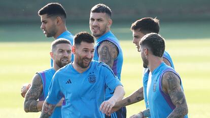 Messi entrena con sus compañero de la selección de Argentina, este lunes.  