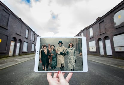 La serie 'Peaky Blinders' está representada en este fotograma, sobrepuesto sobre la Madryn Street en el distrito de Dingle, en Liverpool. A los amantes de los Beatles no les resultará ajeno el nombre. En esta calle, cuyos edificios fueron salvados de la demolición en 2012, se encuentra la casa donde nació Ringo Starr (en el número 9). La ciudad aún recuerda la movilización ciudadana que terminó salvando esta pintoresca parte del barrio, muy dañado después de la segunda guerra mundial.