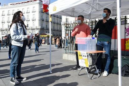 Silvia del Ro simula la votacin, en Madrid, este sbado.