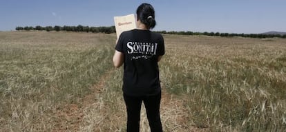 &Aacute;ngela Rold&aacute;n, muestra las escrituras de sus tierras, en una de las fincas de su propiedad, en Valenzuela de Calatrava (Ciudad Real).