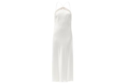 El famoso slip dress o vestido lencero, como el que popularizó la elegantísima Carolyn Bessette en su enlace con John John Kennedy, está en Galvan. Este sustituye los tirantes espagueti por un favorecedor cuello halter.