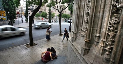 Albire al fons la llotja de vitralls blancs i murs silents. Em deixe caure als graons del carreró. Sota les gàrgoles i els àngels de pedra solitaris.