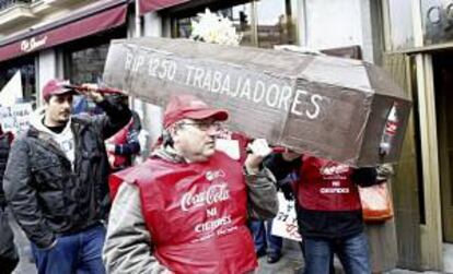 Los trabajadores de Coca-Cola se manifiestan hoy en Madrid contra el expediente de regulación de empleo (ERE) anunciado por la empresa, protesta a la que se han sumado los secretarios generales de UGT y CCOO, Cándido Méndez e Ignacio Fernández Toxo, respectivamente.