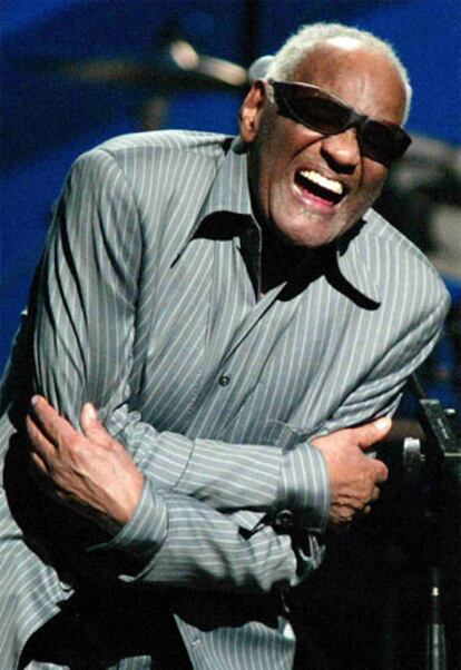 El Rey del <i>soul</i>, Ray Charles, fallecido este año ha conseguido nada menos que siete nominaciones a los premios Grammy, que se entregarán el próximo 13 de febrero. Entre otras candidaturas, Ray Charles compite al Mejor Álbum del Año con su póstumo <i>Genius love company</i> y Mejor Canción con <i>Jesus Walk</i>.