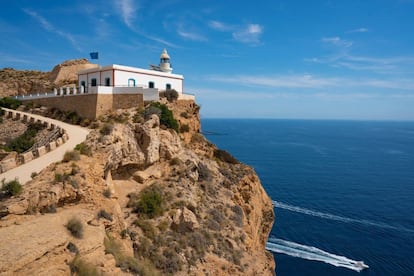 Desde la localidad alicantina de Alfàs del Pi, integrada en el parque natural de la Serra Gelada, parte una bonita y muy asequible ruta hacia el faro de Punta Albir, inaugurado en 1863. Además de las inmensas vistas del Mediterráneo y de la sierra, se descubre la restaurada torre Bombarda, en su día puesto de vigilancia ante los frecuentes ataques de piratas berberiscos.